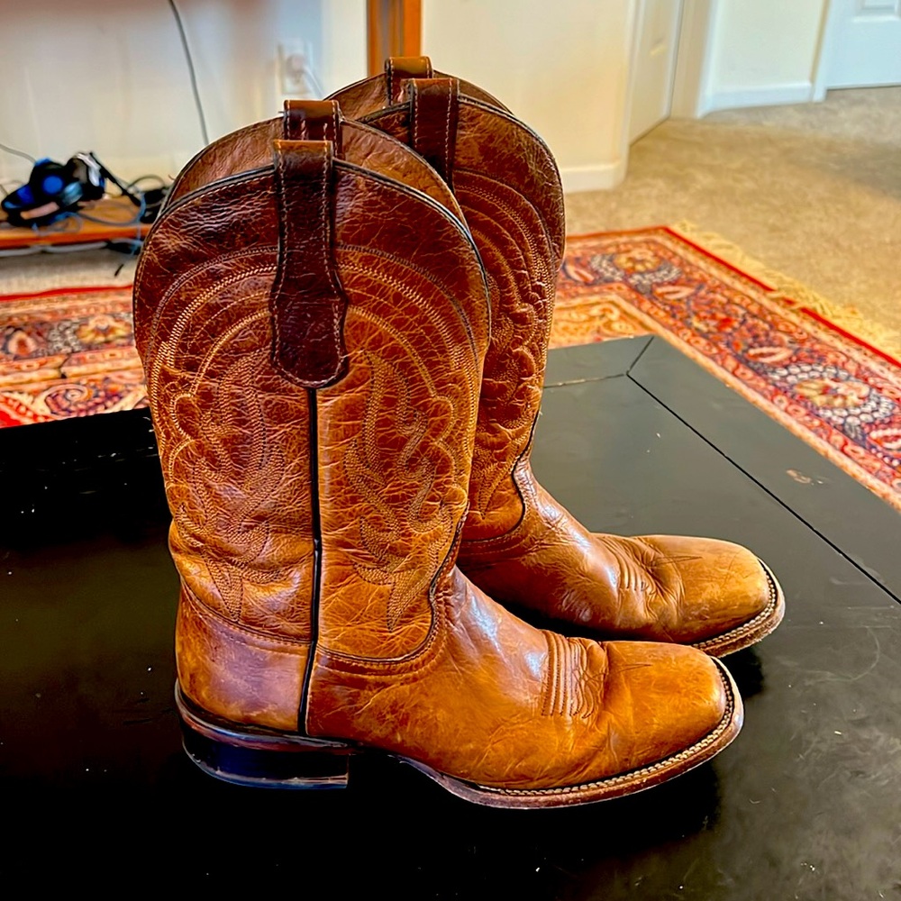 Size 10 Buckle brand brown boots. I wear a 10.5 and they fit me great.